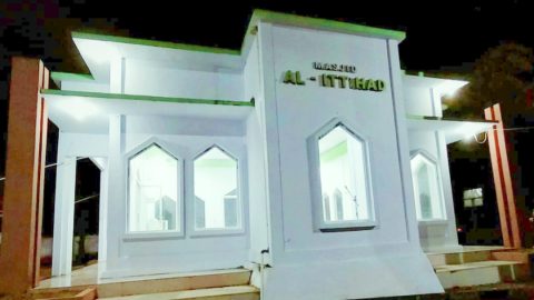 Meiddy Makalalag dan Firmansya Mokodompit Salat Isya, Tarawih, dan Witir Berjamaah di Mesjid Ittihad DPRD Kotamobagu