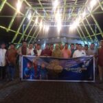 Ketua KNPI Bolmong foto bersama warga saat safari ramadan di Kecamatan Passi Barat