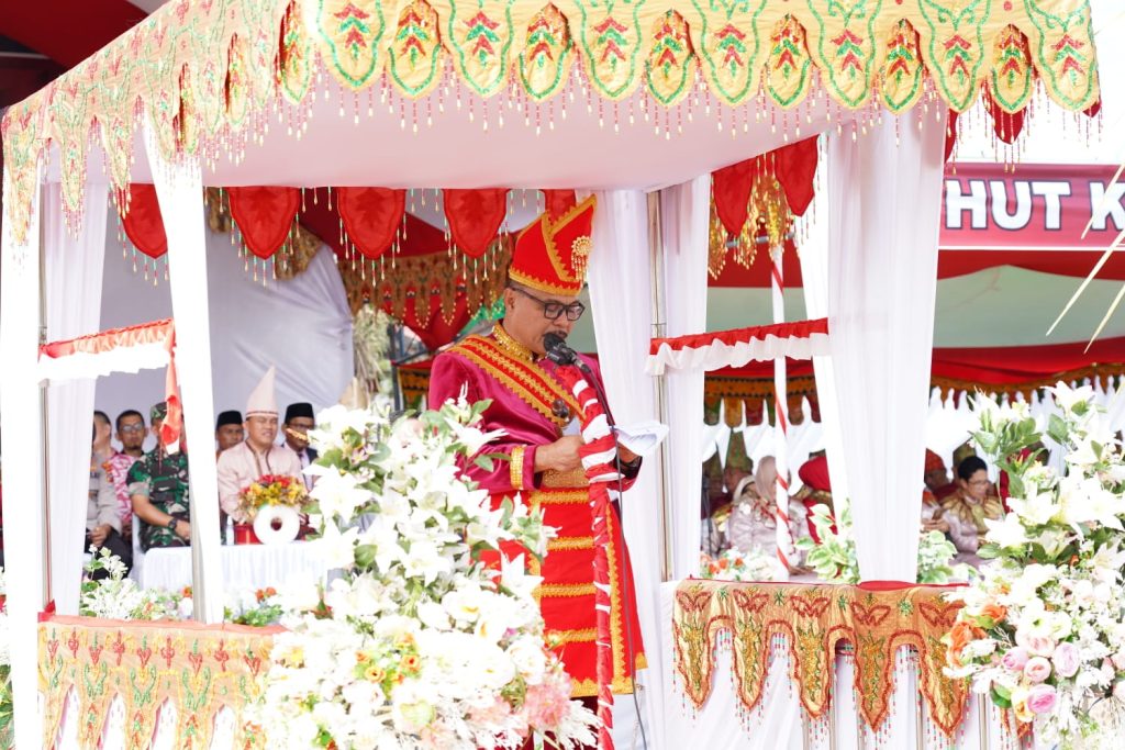 Pj Bupati Bolmong Limi Mokodompit jadi inspektur upacara HUT ke-69 Kabupaten Bolmong.