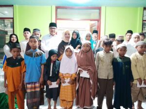 Pj Bupati dan Ketua TP-PKK Bolmong Serahkan Santunan Infak dan Sedekah Bagi Anak Yatim di Desa Bolaang Induk