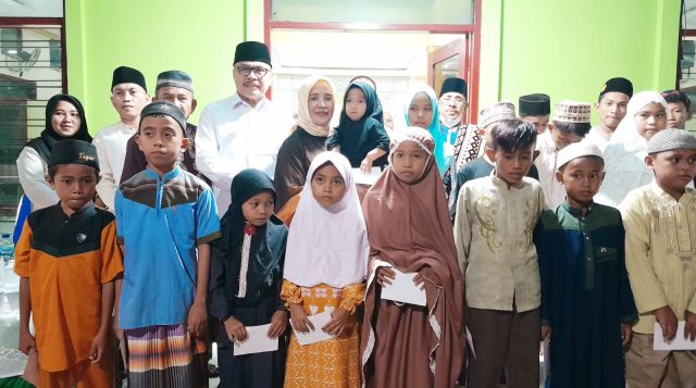 Pj Bupati dan Ketua TP-PKK Bolmong Serahkan Santunan Infak dan Sedekah Bagi Anak Yatim di Desa Bolaang Induk