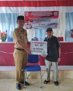 Kepala Desa Poyowa Besar Satu Tapri Bangol Salurkan BLT ke Warga Penerima Â
