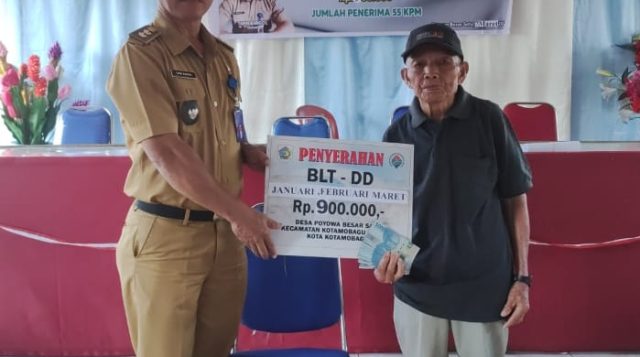 Kepala Desa Poyowa Besar Satu Tapri Bangol Salurkan BLT ke Warga Penerima    