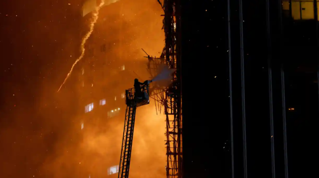 Gedung Pencakar Langit di Kawasan Tsim Sha Tsui Hongkong Terbakar Parah, Ratusan Warga Dievakuasi