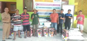 Kelompok Tani Desa Moyongkota Terima Bantuan Pupuk Dari Pemdes