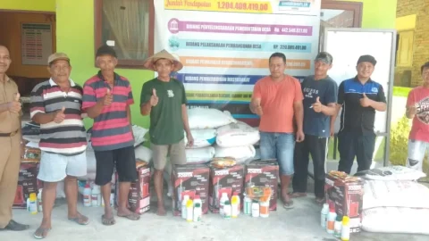 Kelompok Tani Desa Moyongkota Terima Bantuan Pupuk Dari Pemdes