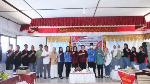 Kepala Desa dan Ketua TP-PKK Poyowa Besar Satu Sambut kedatangan Tim Penilai Lomba PAARADI Sulut