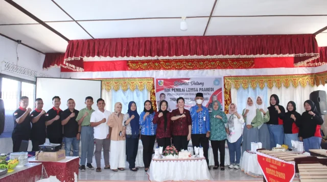 Kepala Desa dan Ketua TP-PKK Poyowa Besar Satu Sambut kedatangan Tim Penilai Lomba PAARADI Sulut