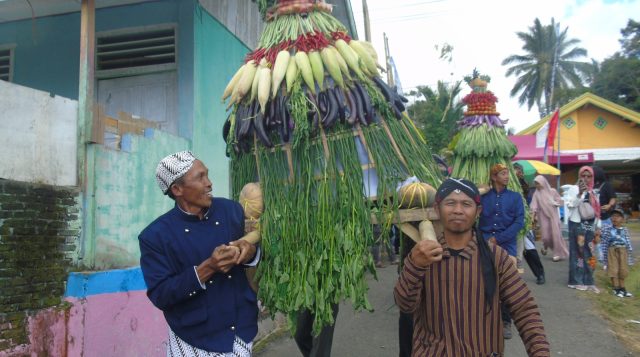 Persiapan JCF 2023, Pemdes dan Masyarakat Sumber Rejo Buat Gunungan Hasil Panen