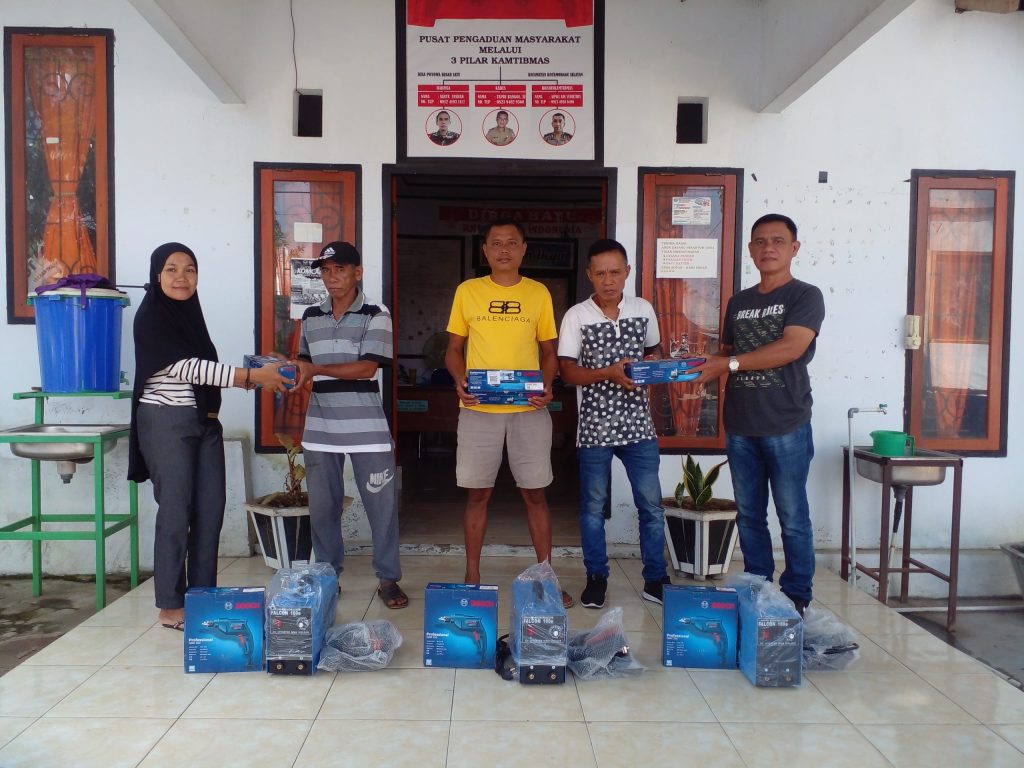 Tingkatkan Kesejahteraan, Pemdes Poyowa Besar Satu Serahkan Bantuan Perlengkapan Las untuk Warga