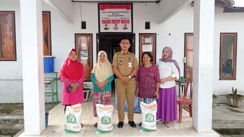 Ringankan Beban Masyarakat, Pemdes Poyowa Besar Satu Salurkan Bantuan CBP Tahap Dua