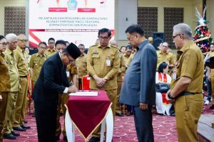 Olly Dondokambey Lantik Tahlis Gallang Kadis Koperasi dan UKM Sulut