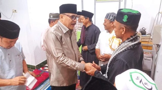 Safari Ramadhan di Kecamatan Lolayan, Limi Mokodompit Berikan Santunan