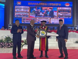 Ketua DPRD Kotamobagu Dampingi Pj Wali Kota Serahkan Bantuan Bus ke IPDN