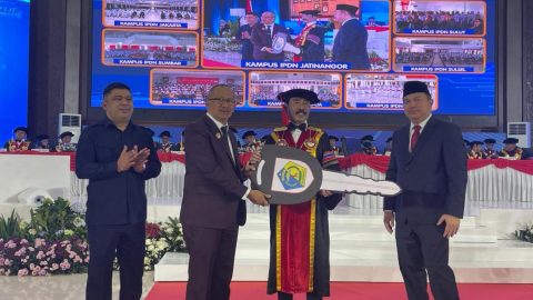 Ketua DPRD Kotamobagu Dampingi Pj Wali Kota Serahkan Bantuan Bus ke IPDN