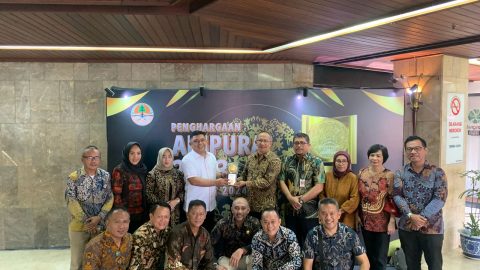 Ketua DPRD Kotamobagu Meiddy Makalalag Dampingi Wali Kota Hadiri Penyerahan Piala Adipura