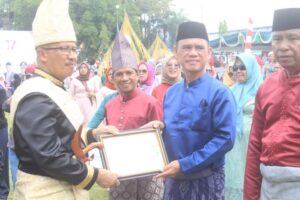 Sangadi Poyowa Besar Satu Tapri Bangol Terima Penghargaan dari Pj Walikota