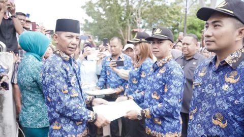 Pj Bupati Bolmong Jusnan Calamanto Mokoginta Serahkan SK PPPK