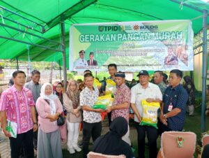 Pj Bupati Jusnan Calamanto Mokoginta Serahkan Bantuan Pangan Dan Bibit Holtikultura ke Masyarakat Dumoga Utara