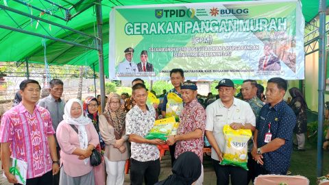 Pj Bupati Jusnan Calamanto Mokoginta Serahkan Bantuan Pangan Dan Bibit Holtikultura ke Masyarakat Dumoga Utara