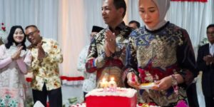 Jusnan Calamanto Mokoginta dan Istri Tercinta Potong Kue di Malam Tos Kenegaraan