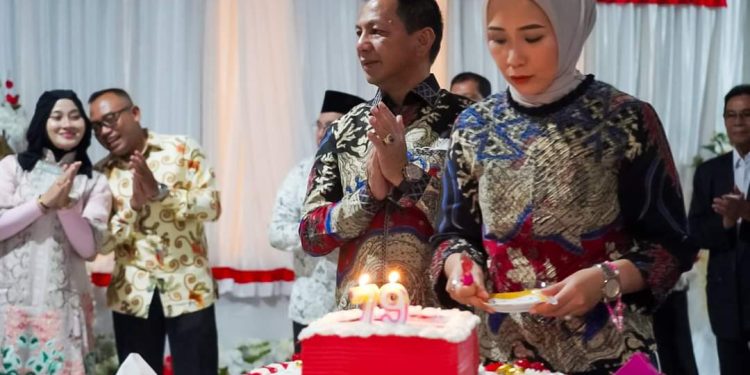 Jusnan Calamanto Mokoginta dan Istri Tercinta Potong Kue di Malam Tos Kenegaraan
