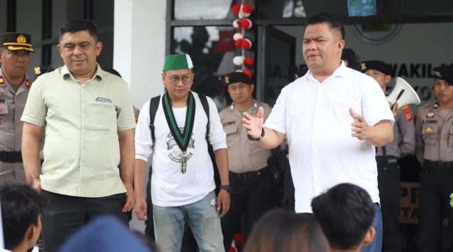 Ketua Dewan Dan Wakil DPRD Kotamobagu Temui Langsung Demo Aliansi Mahasiswa