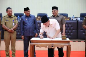 Meiddy Makalalag Pimin Rapat Paripurna Bahas Persetujuan Ranperda LKPJ APBD 2023