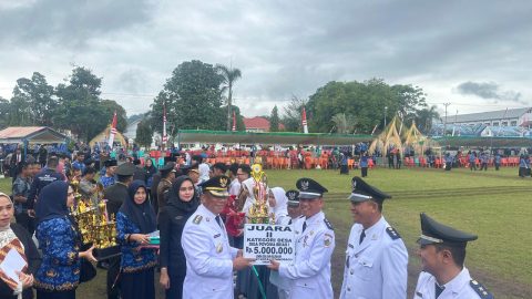 Sangadi Poyowa Besar Satu Terima Hadiah lomba Evaluasi Perkembangan Desa 