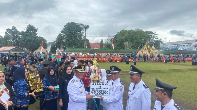 Sangadi Poyowa Besar Satu Terima Hadiah lomba Evaluasi Perkembangan Desa 