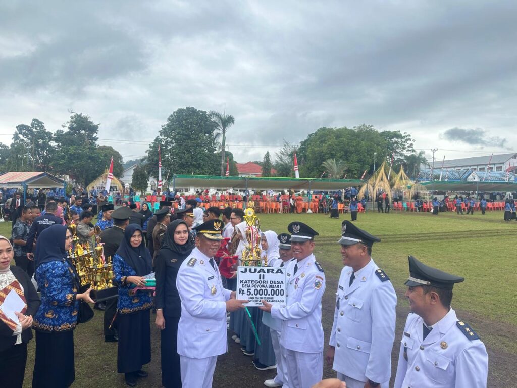 Sangadi Poyowa Besar Satu Terima Hadiah lomba Evaluasi Perkembangan Desa 