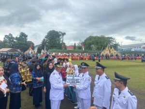 Sangadi Poyowa Besar Satu Terima Hadiah lomba Evaluasi Perkembangan Desa