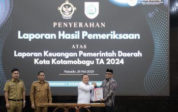Ketua DPRD Kota Kotamobagu, Adrianus Mokoginta saat menerima LHP dari BPK RI Perwakilan Sulut
