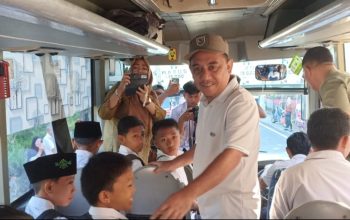 Bupati Yusra saat mengecek Pengoperasian Pus Sekolah Gratis