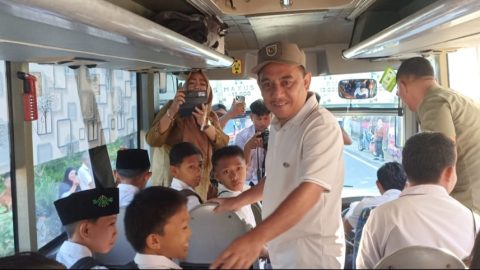 Tepati Janji Politiknya, Bupati Yusra Alhabsyi Mulai Operasikan Bus Sekolah Gratis