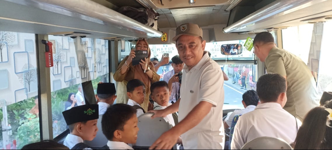 Bupati Yusra saat mengecek Pengoperasian Pus Sekolah Gratis