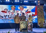 MMS dan ADM saat menyerahkan cendramata kepada Gubernur Yulius