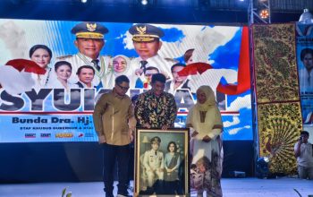 MMS dan ADM saat menyerahkan cendramata kepada Gubernur Yulius
