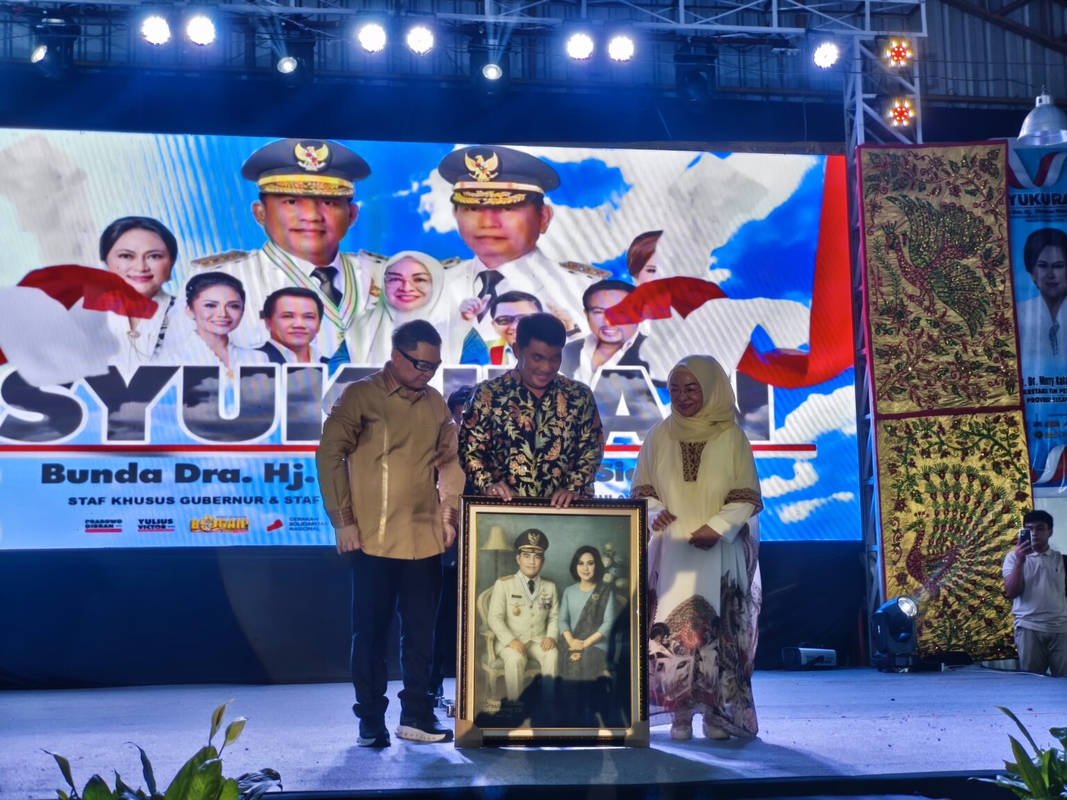 MMS dan ADM saat menyerahkan cendramata kepada Gubernur Yulius