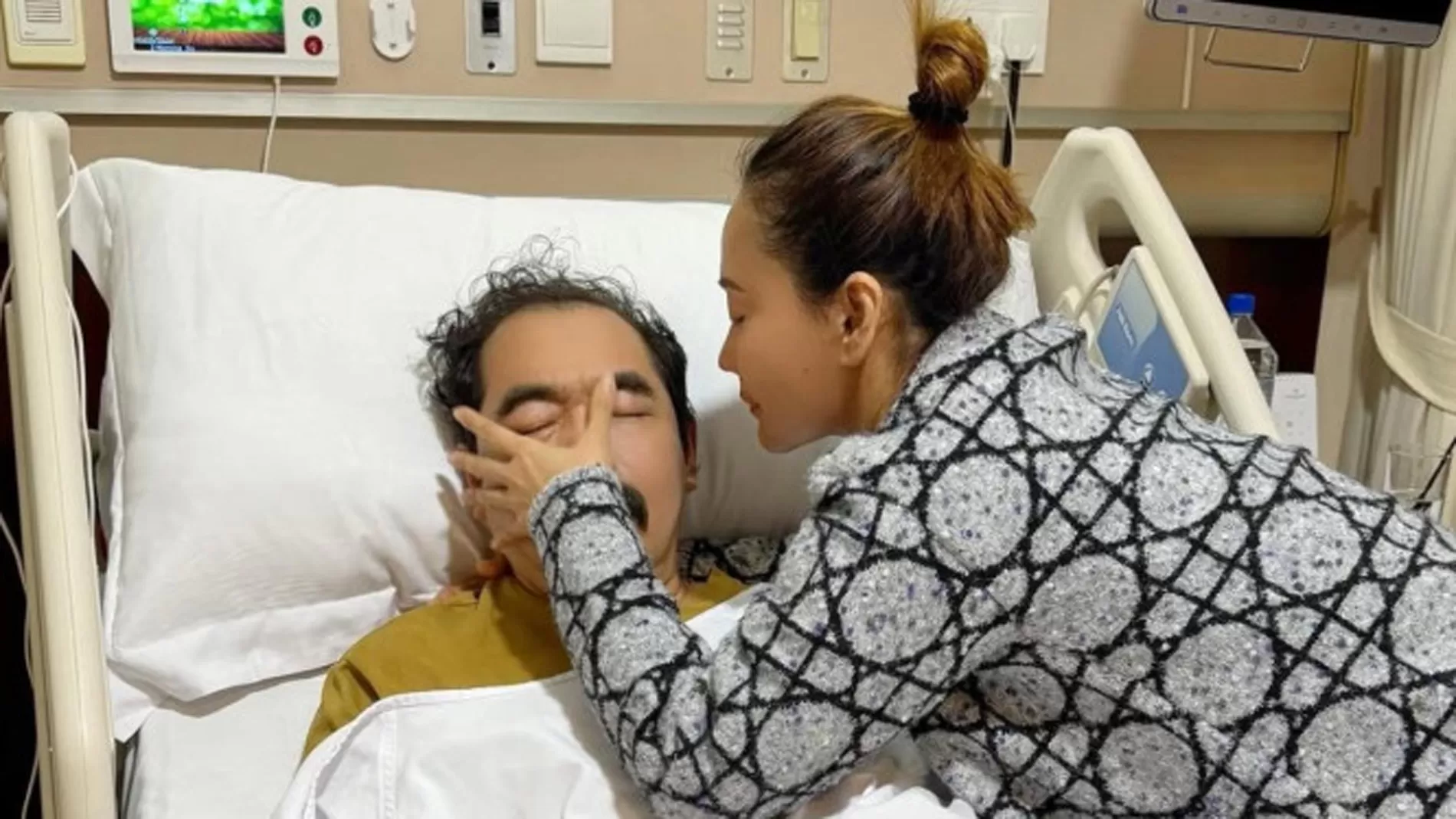 Inul Daratista saat mengusap kening suaminya Adam Suseno. (Foto: Instagram/inul.)