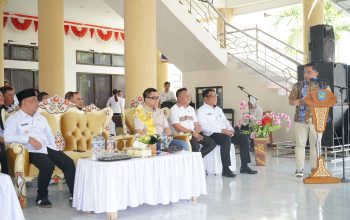 Wakil Ketua DPRD Bolmong, Sulhan Manggabarani saat mendampingi Ketua Komisi II DPR RI, Muhammad Rifqinizamy Karsayuda