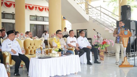 Wakil Ketua DPRD Bolmong, Sulhan Manggabarani saat mendampingi Ketua Komisi II DPR RI, Muhammad Rifqinizamy Karsayuda