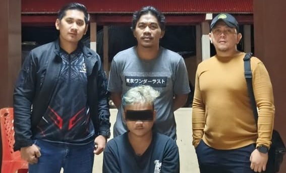 Salah satu terduga pelaku penganiyayaan di depan Toko Abdi Karya yang sudah diamankan Polres Kotamobagu