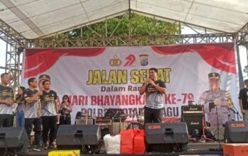 Gubenur Sulut, Yulius Selvanus Komaling saat menyampaikan sambutan dalam kegiatan Jalan Sehat Polres Kotamobagu. (Foto: Iwan M)
