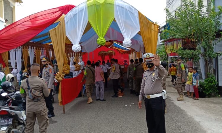 Salah Satu Hajatan Masyarakat yang Menggunakan Badan Jalan Umum