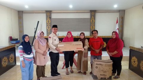 Pemerintah Desa Poyowa Besar Satu Salurkan Bantuan