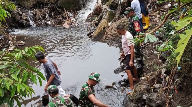 Kerja Bakti di Sungai Yantaton Bersama Koramil 1303, Sangadi Imbau Masyarakat  Jangan Buang Sampah Sembarangan