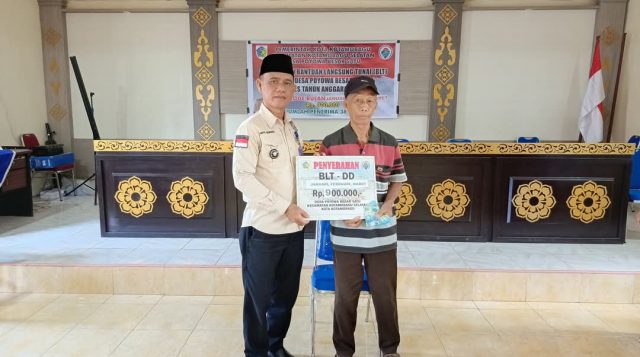 Pemdes Poyowa Besar Satu Salurkan BLT Dana Desa,  Sangadi Tapri Berharap Dimanfaatkan Sebaik Mungkin