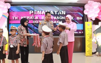 Kapolres Kotamobagu, AKBP Irwanto SIK MH bersama Istri saat mengalungkan medali tanda siswa TK Bhayangkari telah lulus