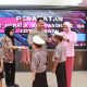 Kapolres Kotamobagu, AKBP Irwanto SIK MH bersama Istri saat mengalungkan medali tanda siswa TK Bhayangkari telah lulus